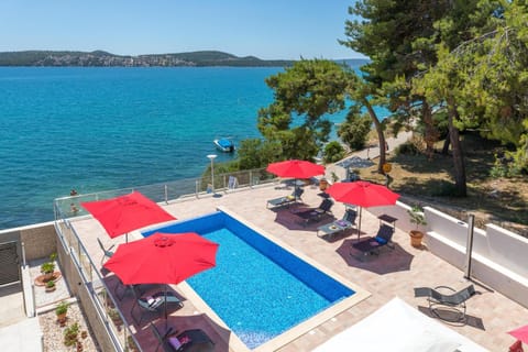 Gem of the sea luxury beach apartment with brand new heating infinity pool Copropriété in Split-Dalmatia County