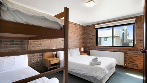 Bedroom, bunk bed