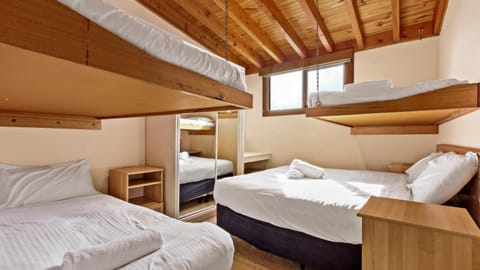 Bedroom, bunk bed