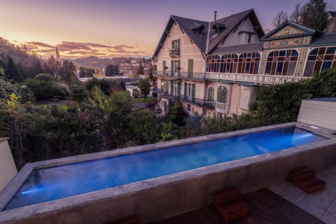 Hot Tub, Landmark view, Pool view, River view