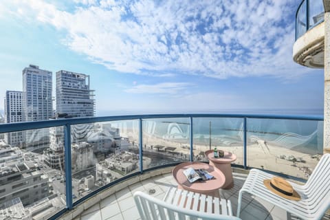 Superb Beachfront Apartments with Pool by Sea N' Rent Eigentumswohnung in Tel Aviv-Yafo