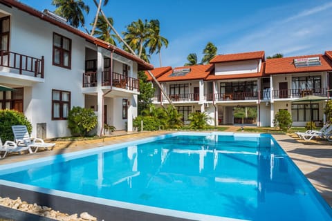 Property building, Facade/entrance, Day, Pool view, Swimming pool, sunbed