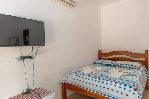 Bed, TV and multimedia, Photo of the whole room, Bedroom, air conditioner