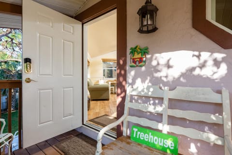 Home by Beach 5 - The Treehouse House in Naples Park