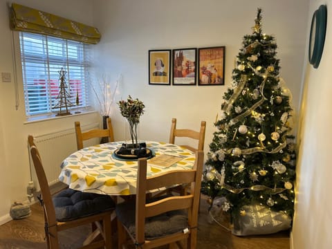 Seating area, Dining area