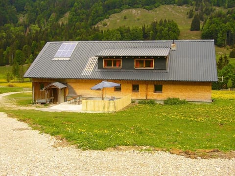 Facade/entrance, BBQ facilities, Garden, Balcony/Terrace, Mountain view