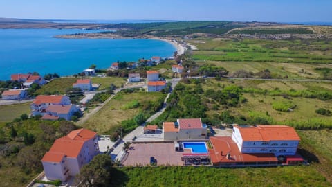 Apartments with a swimming pool Caska, Pag - 3085 Condominio in Novalja