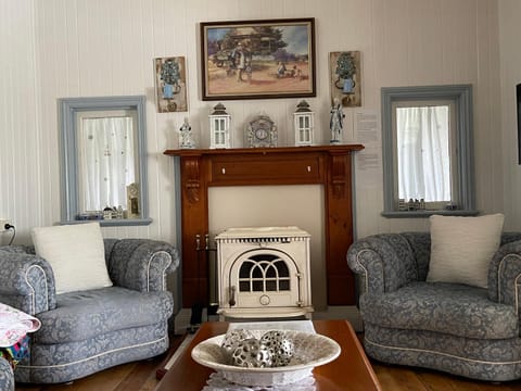 Cherry Blossom Cottage-with country charm and spa Chambre d’hôte in Stanthorpe