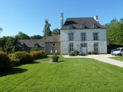 Property building, Garden, Parking
