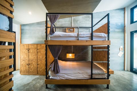 Bedroom, bunk bed