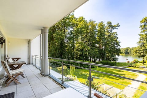 View (from property/room), Balcony/Terrace, Seating area, Garden view, Lake view, sunbed