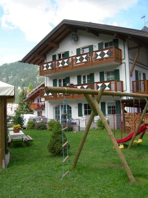 Facade/entrance, Children play ground, Garden, Nightclub / DJ, Ski School, Skiing, Balcony/Terrace, Aqua park, Tennis court, Hiking, Cycling, Evening entertainment, Garden view, Landmark view, Mountain view, Sports, Entertainment