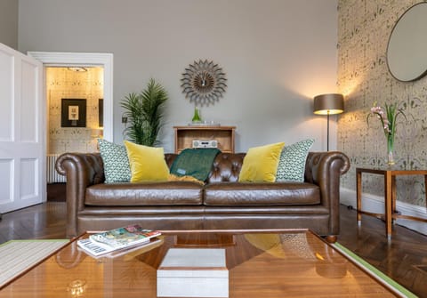 Shower, Toilet, Day, Bathroom, TV and multimedia, Living room, Decorative detail, Seating area, Guests, Seasons, Time of day, children, young children, older children, group of guests, Family