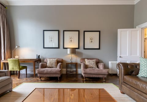 Shower, Toilet, Day, People, Bathroom, View (from property/room), Living room, Business facilities, Decorative detail, Seating area, Guests, children, young children, older children, group of guests, Family