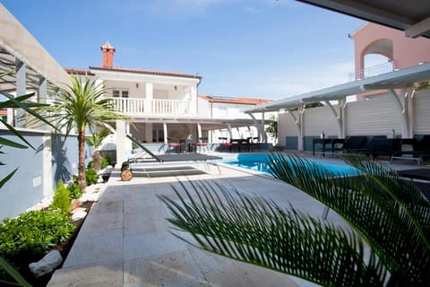Swimming pool, Swimming pool