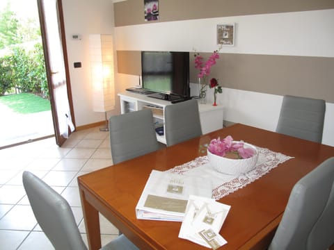 Patio, Garden, TV and multimedia, Seating area