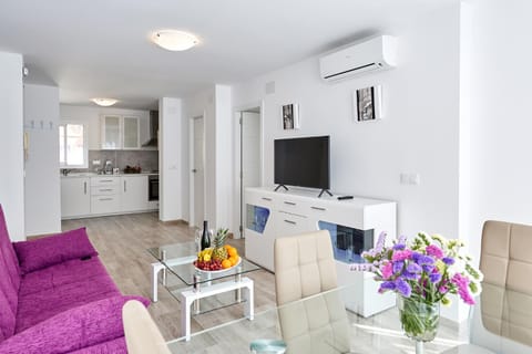 Communal lounge/ TV room, TV and multimedia, Living room, Seating area, Dining area