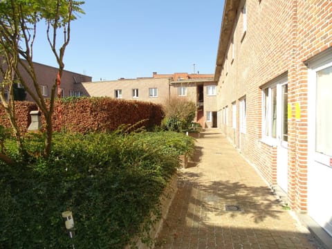 Property building, Day, Balcony/Terrace