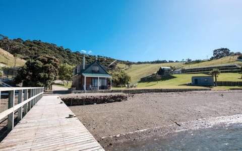 Waiheke Waters Edge Nature lodge in Auckland Region