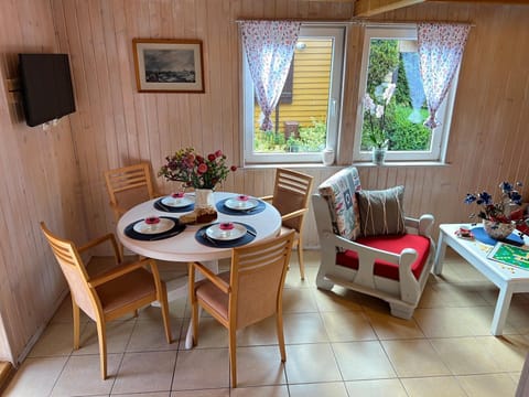 TV and multimedia, Seating area, Dining area