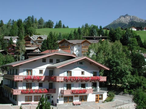 Facade/entrance, Balcony/Terrace, Mountain view