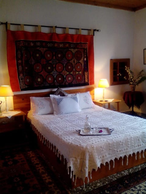 Bed, Photo of the whole room, Decorative detail