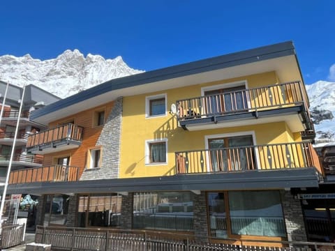 Property building, Balcony/Terrace, Mountain view