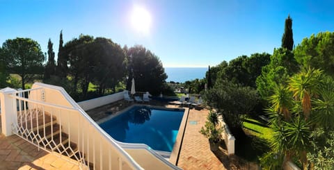 Top Cliff Villa with ocean view and pool at stunning cliffs Moradia in Luz