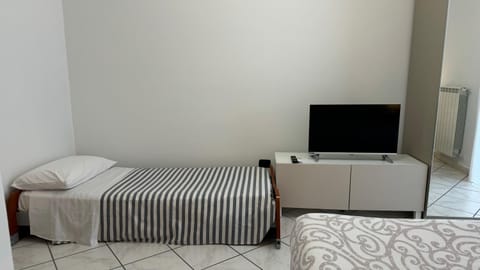 Bed, TV and multimedia, Bedroom