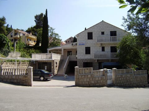Facade/entrance