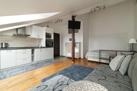 Bed, Photo of the whole room, Seating area, Dining area, oven, stove