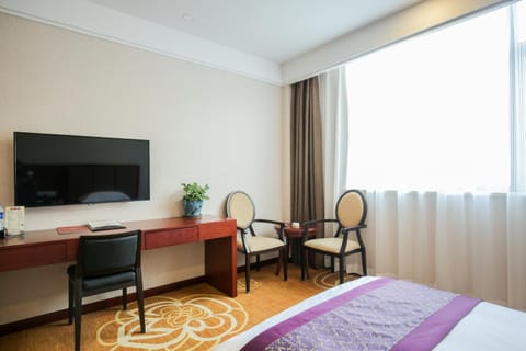 Bed, TV and multimedia, Photo of the whole room, Seating area, Bedroom