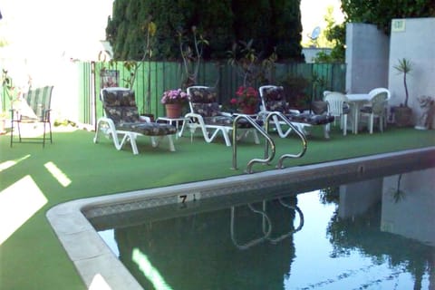 Great Getaway Steps to Bev Hills Condo in Beverly Hills