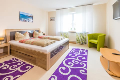 Bed, TV and multimedia, Other, Photo of the whole room, Decorative detail, Bedroom