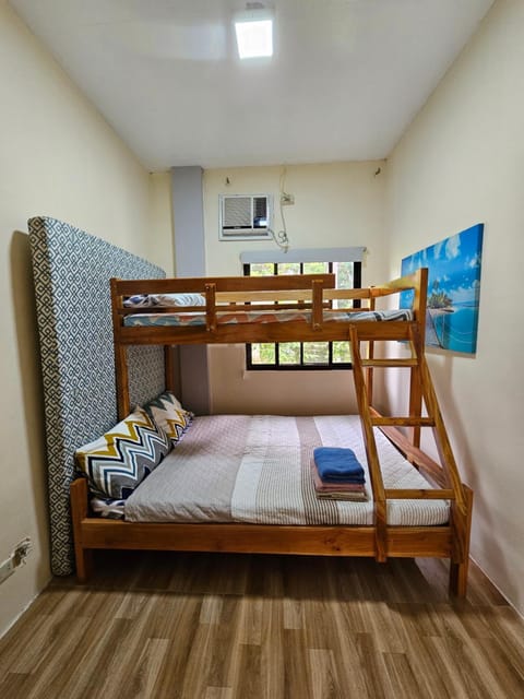 Bed, Photo of the whole room, Bedroom, bunk bed, towels