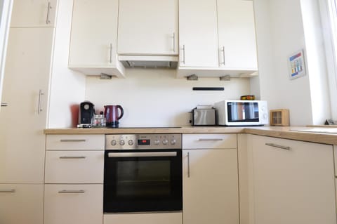 Coffee/tea facilities, Kitchen or kitchenette, dishwasher, oven, stove, toaster