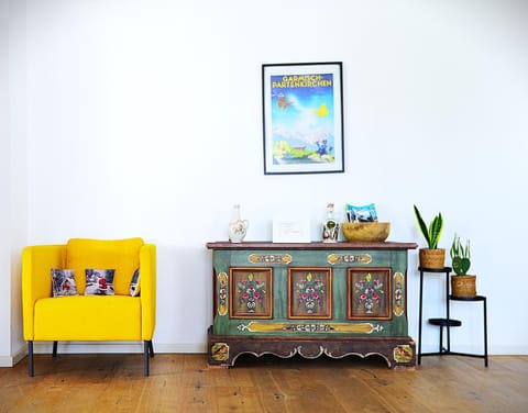 Living room, Decorative detail, Seating area