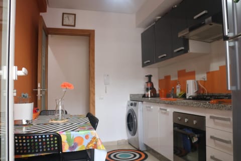 Kitchen or kitchenette, Dining area, Communal kitchen, oven