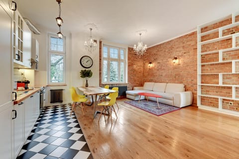 Kitchen or kitchenette, Living room, Seating area, Dining area