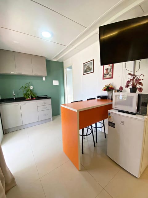 Kitchen or kitchenette, minibar