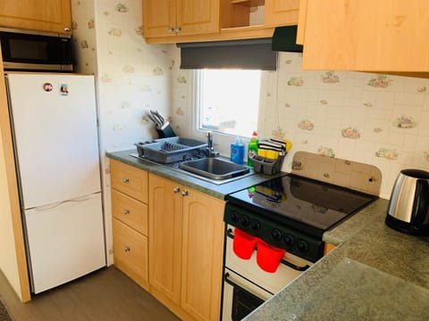 Golden Sands Caravan Hire Ingoldmells- FREE in caravan wifi- Access included to the on site club house, sports bar, arcade, coffee shop We have beach access, a fishing lake and a laundrette Campground/ 
RV Resort in Ingoldmells