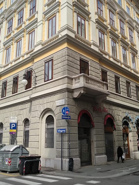 Property building, Facade/entrance