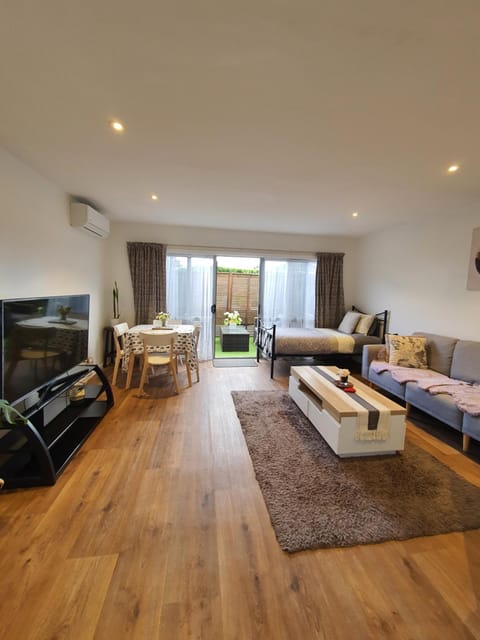 Communal lounge/ TV room, TV and multimedia, Seating area, Bedroom