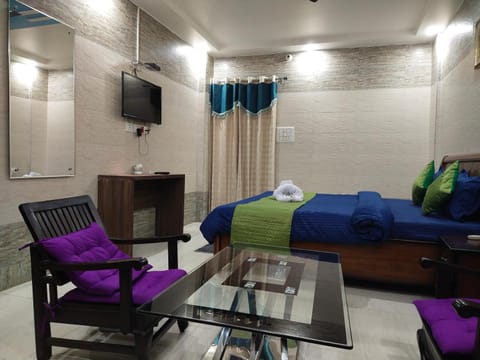 Bed, TV and multimedia, Photo of the whole room, Seating area, Bedroom, air conditioner