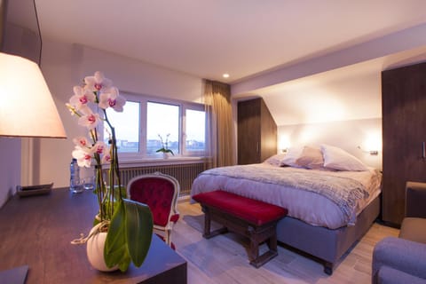 Bed, Photo of the whole room, Bedroom, Landmark view