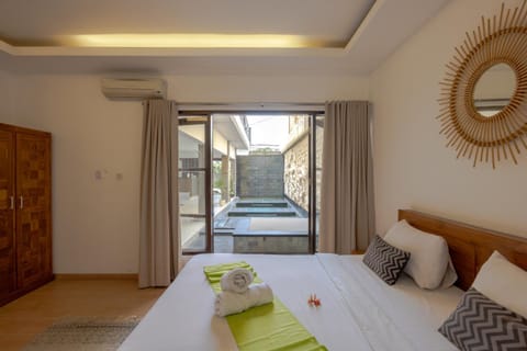 Balcony/Terrace, Photo of the whole room, Bedroom, Pool view