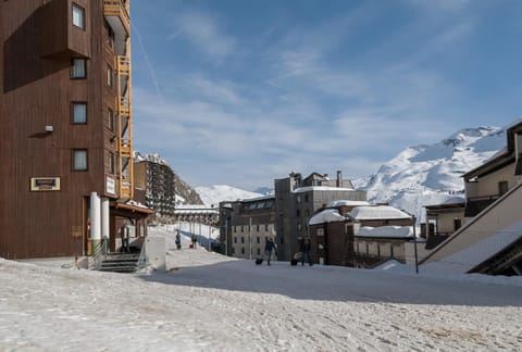 Neighbourhood, Winter, Skiing