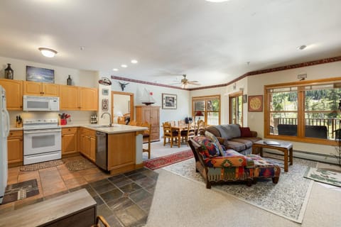 Kitchen or kitchenette, Living room