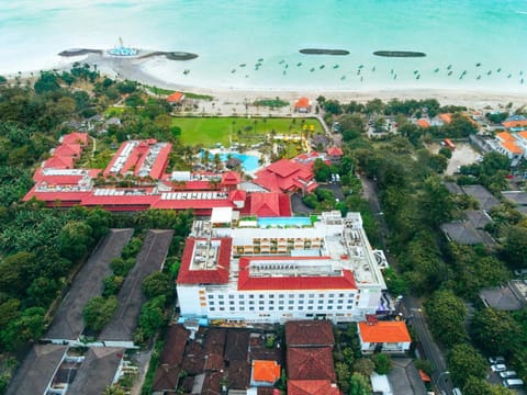 Property building, Nearby landmark, Day, Neighbourhood, Natural landscape, Bird's eye view, Beach, Pool view, Sea view, Street view, Swimming pool, Location