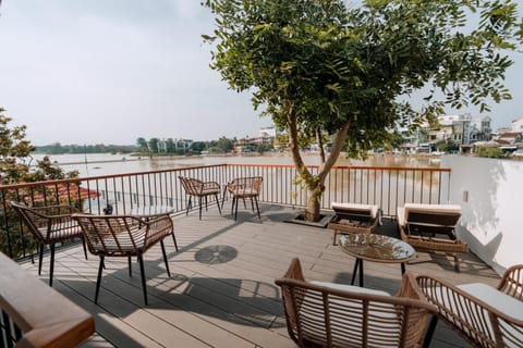 View (from property/room), Balcony/Terrace, Seating area, River view